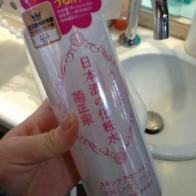Cosme大赏推荐日本菊正宗日本酒化妆水500ml 主要功能是在补水 能使干燥的肌肤变得水润水润的 Cosme大赏推荐日本菊正宗日本酒化妆水500ml 主要功能是在补水 能使干燥的肌肤变得水润水润的