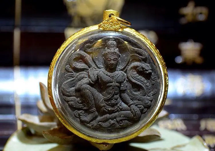 暹龙阁泰国佛牌 2550年瓦马哈他三色泽度金 佛牌 天神泽度金 寺庙 Wat Mahathat 佛历年 2550年 功效 提升人缘 姻缘 提升智慧 权力正财成愿 还
