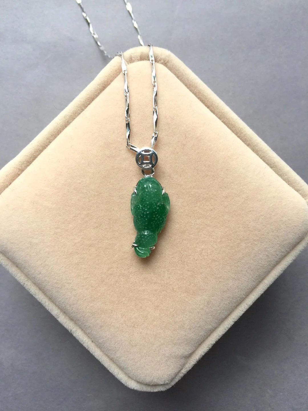 翡翠冰种满绿三脚金蟾18k白金镶嵌