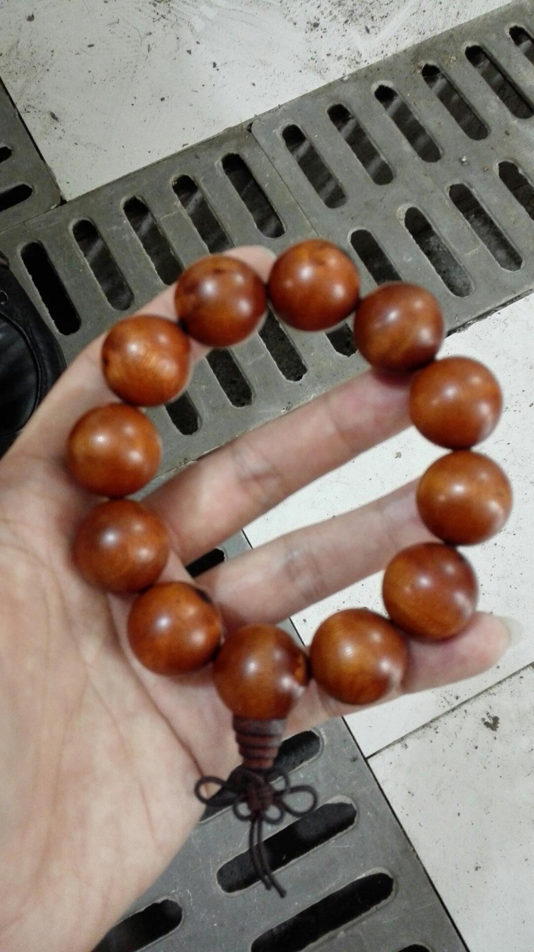 火琉璃木手串第一张是盘玩后的效果,红的很漂亮