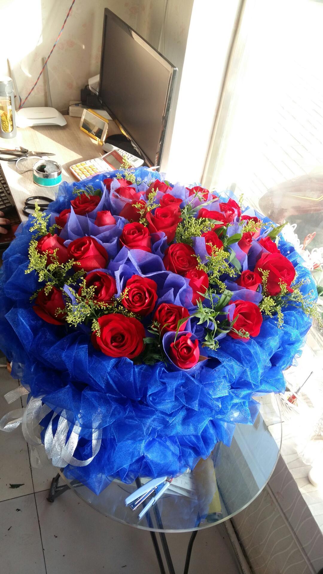 33支红玫瑰,高端大气的蓝纱包装,漫天星点缀