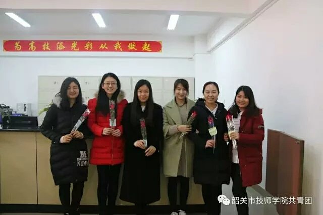 微店有奖征文?赠人玫瑰?手有余香?鲁老师热情服务客户赢得2017年第一单? 2017-03-18 安然纳米直销网站 ?生活中处处存在美,存在爱。我们每天都能看到初升的太阳,那是自然之美。我们每天都能拥有他人的关爱与帮助,这是人性之美。给人玫瑰手有余香,我的2017年第一单也是从热情关爱网友赢得的? ?2017年我的第一单是来自远在福建省的一位网友在1月5日订了一套安然纳米水机上面的滤芯,三个,148元。早在元旦这天傍晚,这个客户就给我打电话,当时因为其他原因没有听到,随后看到未接电话时 - lj2008122 - 中国河南经济报 微店有奖征文?赠人玫瑰?手有余香?鲁老师热情服务客户赢得2017年第一单? 2017-03-18 安然纳米直销网站 ?生活中处处存在美,存在爱。我们每天都能看到初升的太阳,那是自然之美。我们每天都能拥有他人的关爱与帮助,这是人性之美。给人玫瑰手有余香,我的2017年第一单也是从热情关爱网友赢得的? ?2017年我的第一单是来自远在福建省的一位网友在1月5日订了一套安然纳米水机上面的滤芯,三个,148元。早在元旦这天傍晚,这个客户就给我打电话,当时因为其他原因没有听到,随后看到未接电话时 - lj2008122 - 中国河南经济报