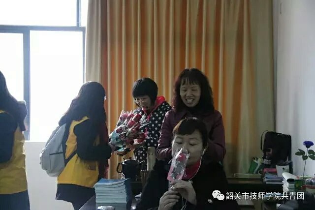 微店有奖征文?赠人玫瑰?手有余香?鲁老师热情服务客户赢得2017年第一单? 2017-03-18 安然纳米直销网站 ?生活中处处存在美,存在爱。我们每天都能看到初升的太阳,那是自然之美。我们每天都能拥有他人的关爱与帮助,这是人性之美。给人玫瑰手有余香,我的2017年第一单也是从热情关爱网友赢得的? ?2017年我的第一单是来自远在福建省的一位网友在1月5日订了一套安然纳米水机上面的滤芯,三个,148元。早在元旦这天傍晚,这个客户就给我打电话,当时因为其他原因没有听到,随后看到未接电话时 - lj2008122 - 中国河南经济报 微店有奖征文?赠人玫瑰?手有余香?鲁老师热情服务客户赢得2017年第一单? 2017-03-18 安然纳米直销网站 ?生活中处处存在美,存在爱。我们每天都能看到初升的太阳,那是自然之美。我们每天都能拥有他人的关爱与帮助,这是人性之美。给人玫瑰手有余香,我的2017年第一单也是从热情关爱网友赢得的? ?2017年我的第一单是来自远在福建省的一位网友在1月5日订了一套安然纳米水机上面的滤芯,三个,148元。早在元旦这天傍晚,这个客户就给我打电话,当时因为其他原因没有听到,随后看到未接电话时 - lj2008122 - 中国河南经济报