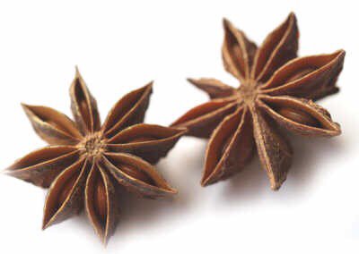 八角是八角树的果实,学名叫八角茴香,八角的果实与种子可作调料,还可