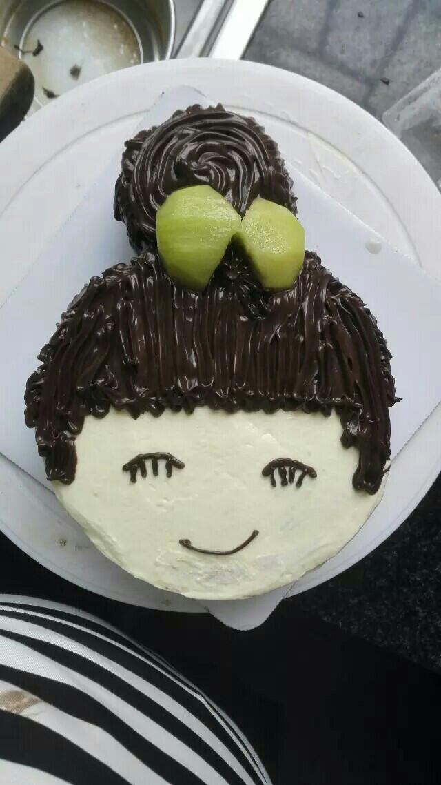 娃娃头蛋糕动物奶油,新鲜水果,头发用的巧克力化的,每个人都有颗少女