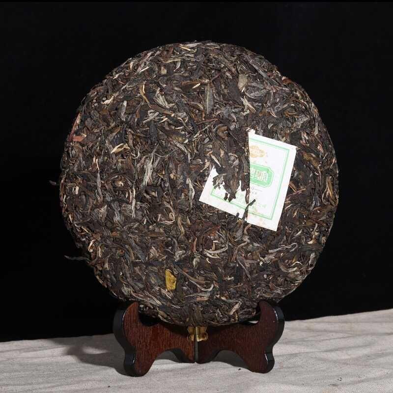 2015年云南普洱茶杨聘号易武正山茶饼早春普洱茶生茶357g特价包邮