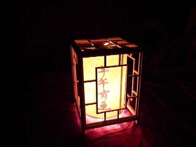 手工木制走马灯是我国传统的手工艺品,照片中的走马灯是按传统的制作