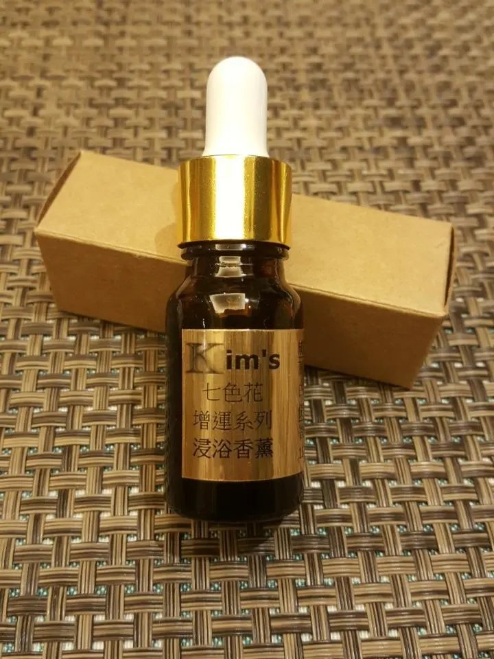 七色花浸浴精油10ml 淨化及增運 七色花水可提升個人運氣 無論現況運氣是否不佳 都可以進一步提升運勢 此精油方便一些工作時間長 或不方便買真花 的朋友 可以用花提煉的精油代替 每一滴精油約以100