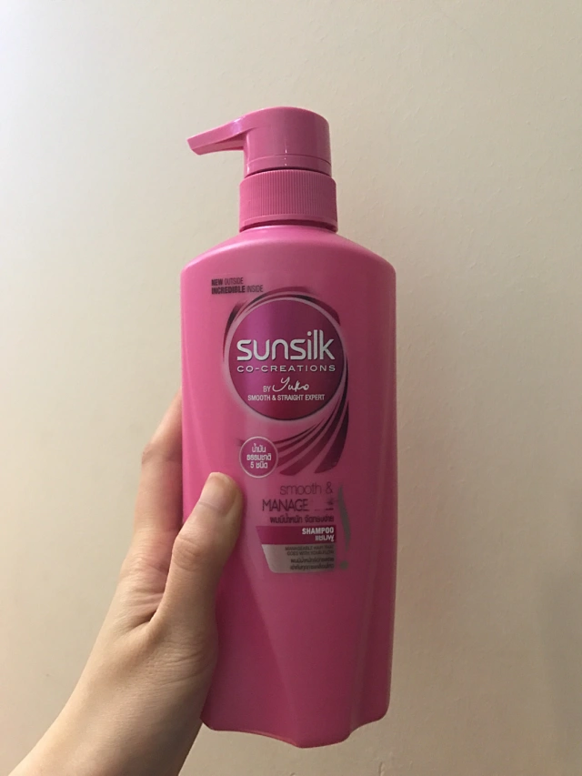 玫红色sunsilk泰国最好用的洗发水 护发素家庭装450ml 规格 常规单品保质期 36个月产地 泰国使用方法 适合每天使用 涂抹天湿发 上 轻轻搓柔到泡沫产生 最后使用清水洗净