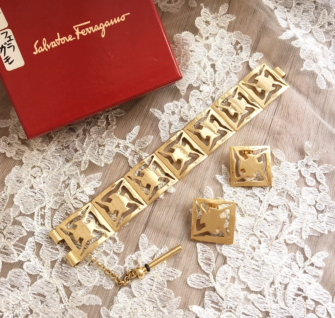 Ferragamo 金色方形镂空手链耳夹套装近新美品有原盒现货