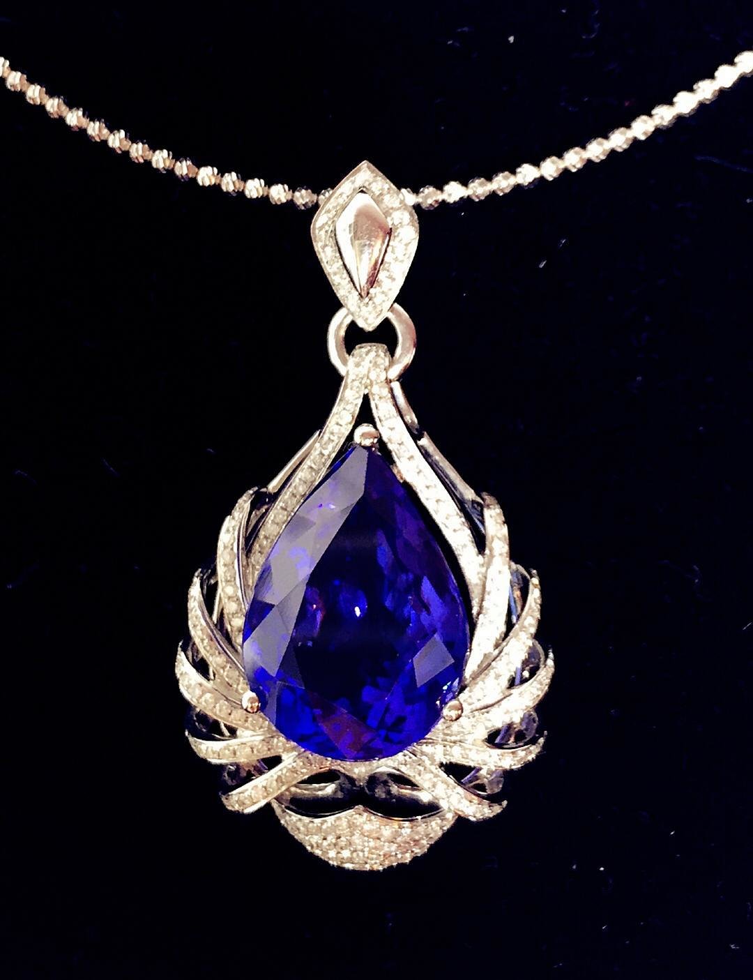 「桂冠」坦桑石钻石吊坠 - ella bee 珠宝工作室