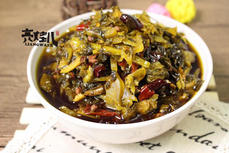 亮娃儿秘制酸菜500g 酸菜已经洗干净炒好,开袋即食可以但是比较咸.