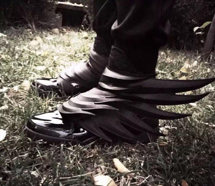 X7409💥爆款再现Jeremy Scott x adidas Originals 全新联名，设计灵感来源于 Batman（蝙蝠侠），其风格极具未来感，全黑鞋身，标志性的翅膀设计化身成为霸气的铠甲，