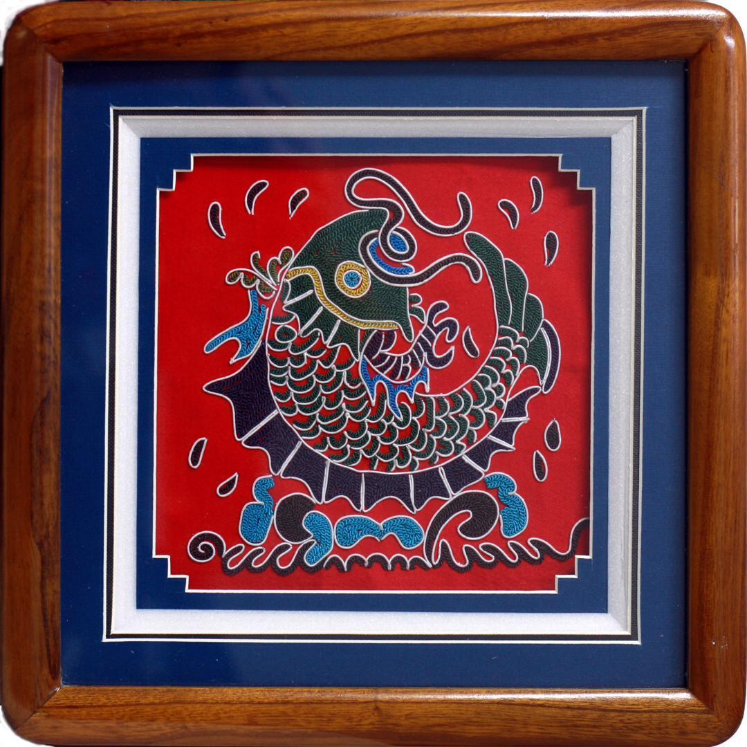 《鲤鱼跳龙门》贵州手工苗绣编号:001 尺寸:29cm x 29cm
