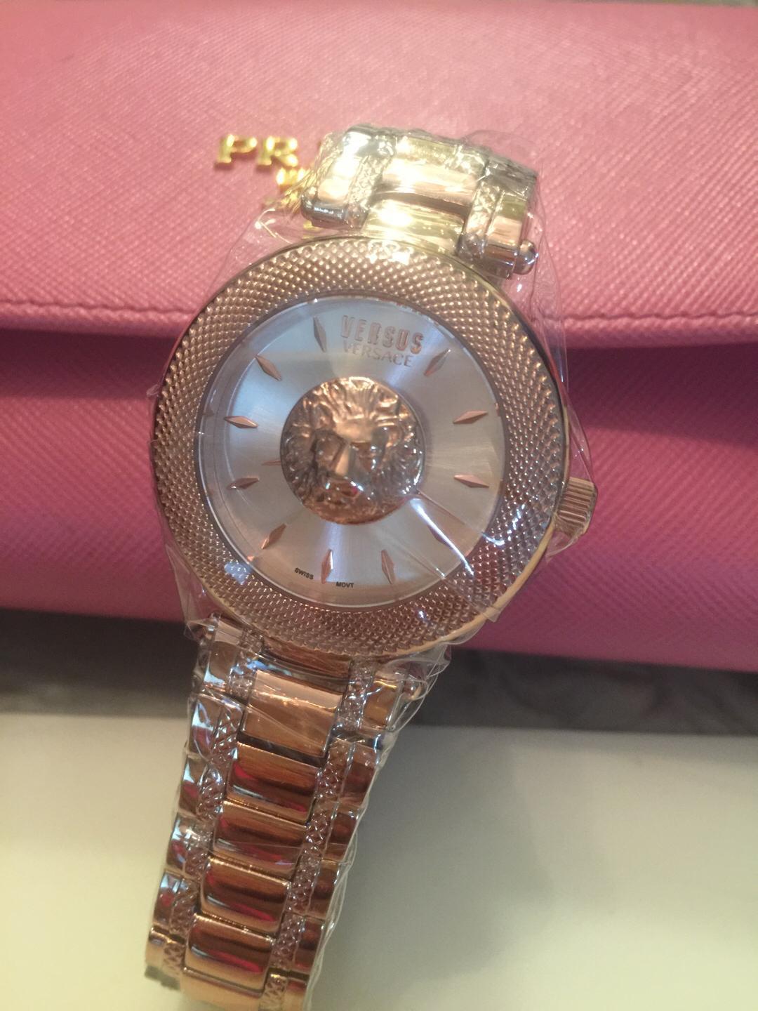 范思哲旗下副牌versus狮子头,蓝宝石玻璃,瑞士石英机芯,36mm,刚上市