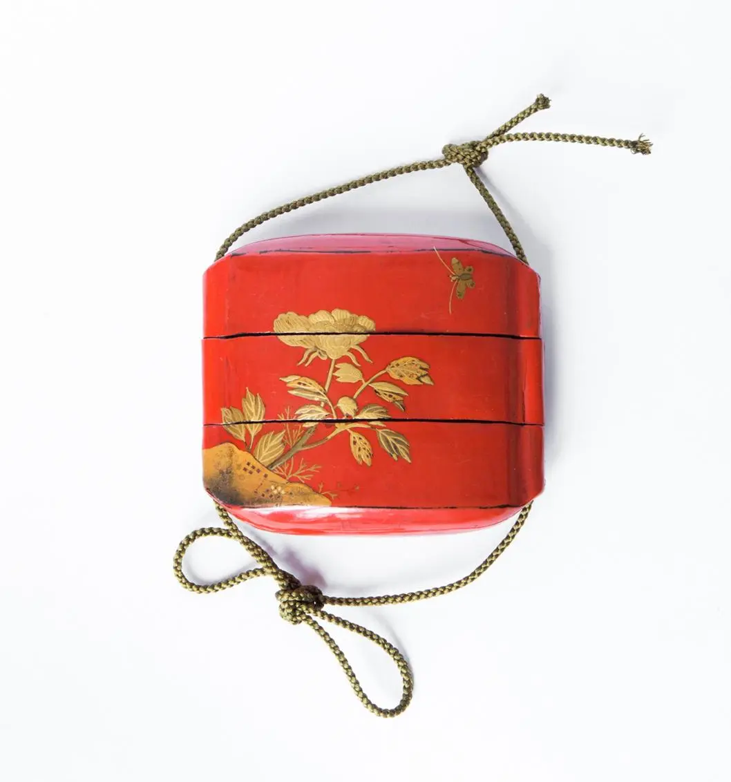 三段式漆器印笼十八世纪末日本江户时代 1603 1868 出品印笼是日本江户时期是武士系 在腰上的装饰品 最初印笼是用来装印章和印泥的容器 后来也有很多人拿来装药用于药盒