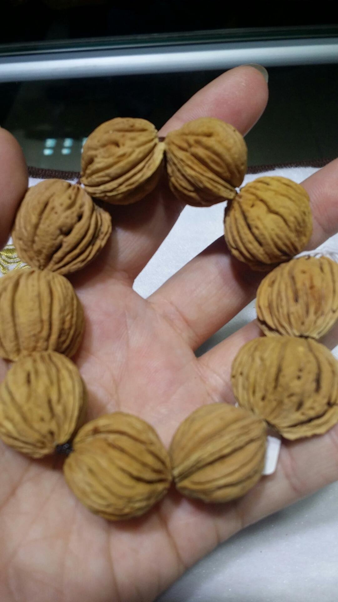 竖纹山桃核手串