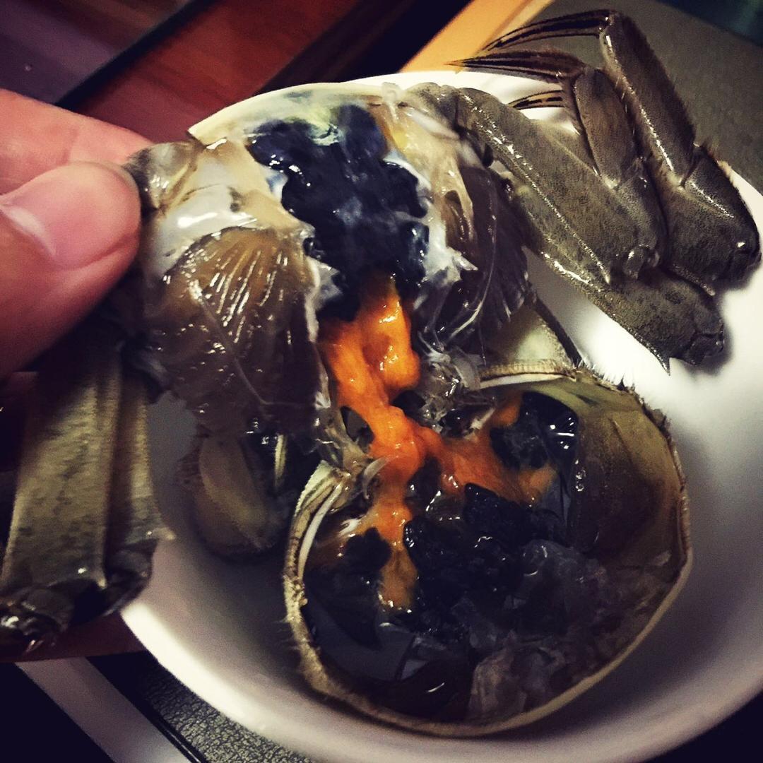 庆记生醉蟹:生醉蟹肉质鲜美,蟹黄多,蟹肉肥,酱汁渗