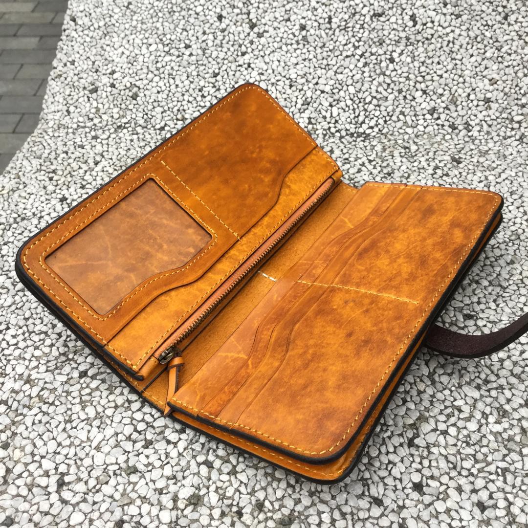 手工擦色钱夹 关于植鞣牛皮的特性说明: 质感 天然的头层植鞣牛皮质感