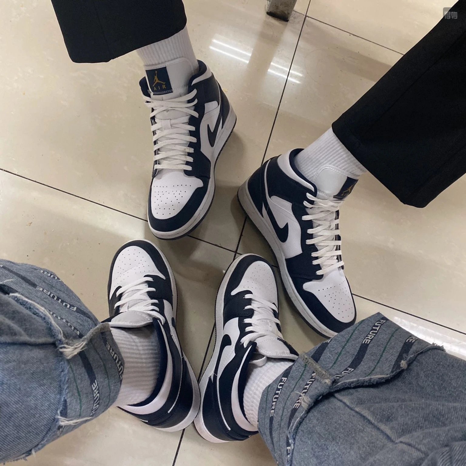 Air Jordan 1 Mid Black Obsidian