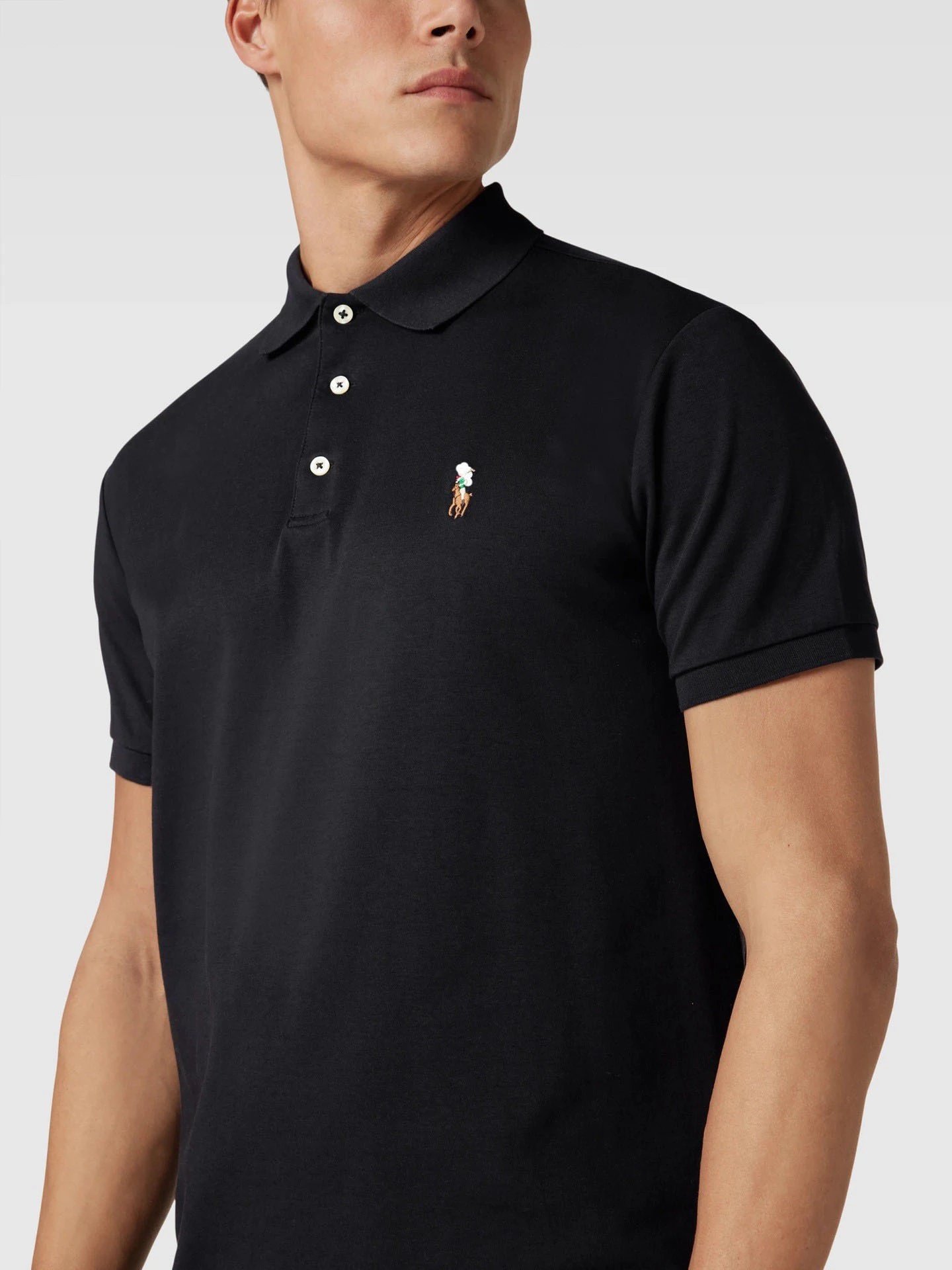 翻领短袖经典时尚Top three buttons on the collar threebutton one is the mens version we dont twobutton