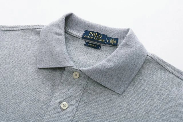 翻领短袖经典时尚Top three buttons on the collar threebutton one is the mens version we dont twobutton 3