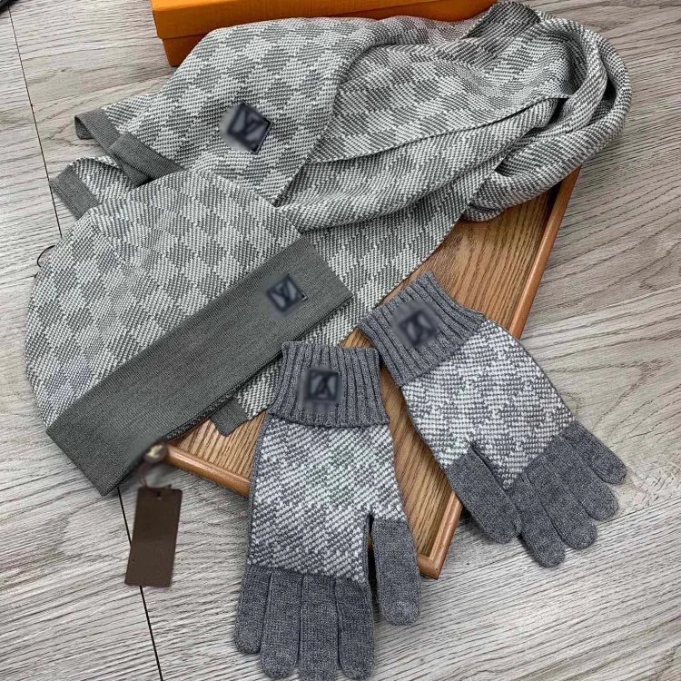 L 秋冬经典款羊毛围巾 帽子 手套 X 4