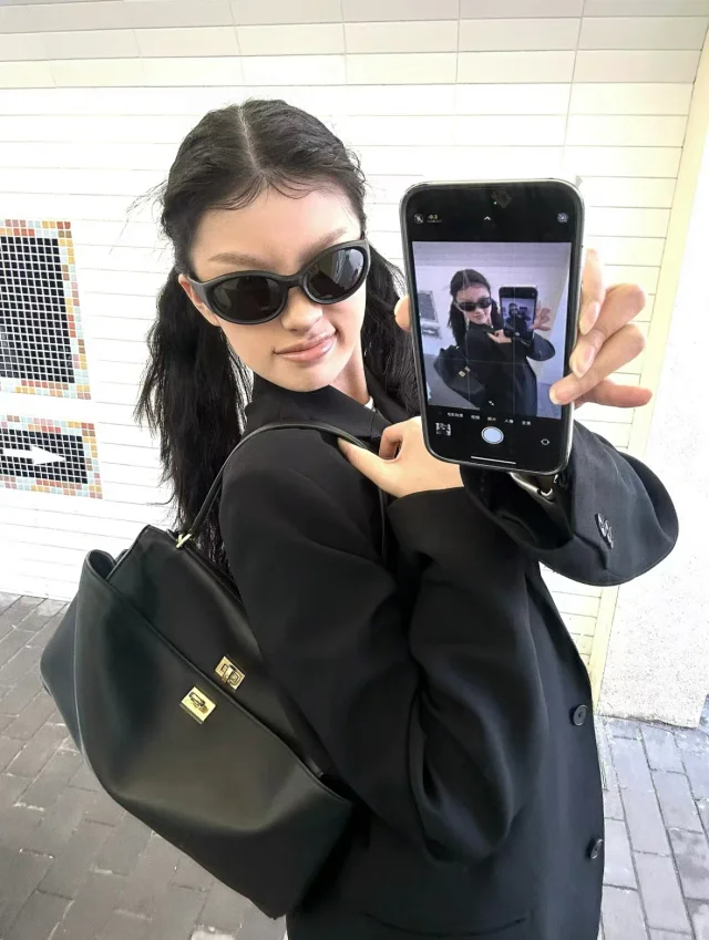 Balenciaga Shoulder Bags Rodeo bag with turn-lock closure product detail image 3