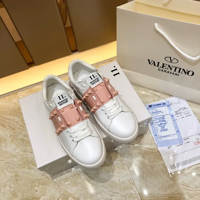 Valentino Garavani Sneakers Rockstud low-top lace-up product detail image 25
