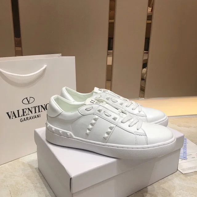 Valentino Garavani Sneakers Rockstud low-top lace-up product detail image 23