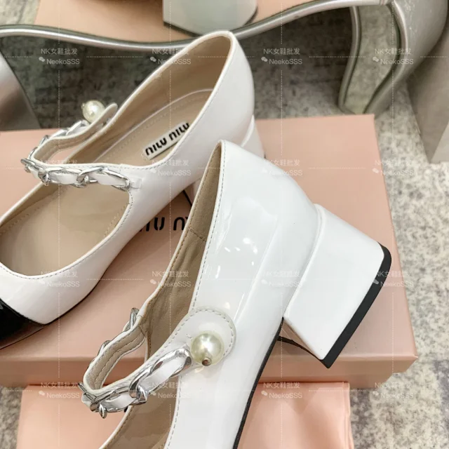 Miu High Heels Chain-Strap Mary Jane Block-Heel Pumps product detail image 16