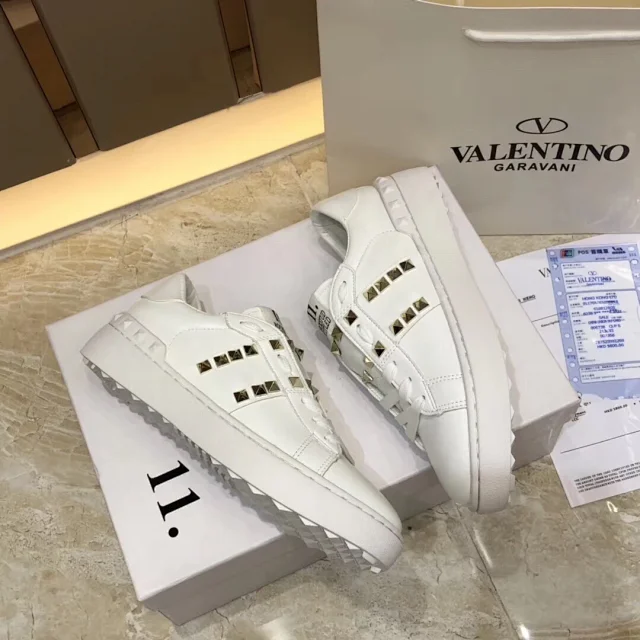 Valentino Garavani Sneakers Rockstud low-top lace-up product detail image 10