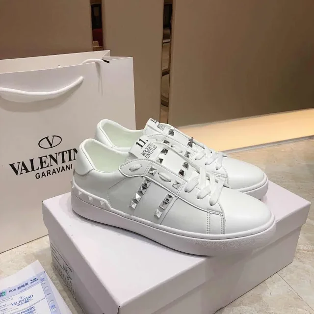 Valentino Garavani Sneakers Rockstud low-top lace-up product detail image 16