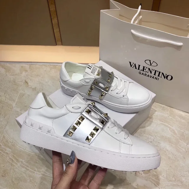 Valentino Garavani Sneakers Rockstud low-top lace-up product detail image 19