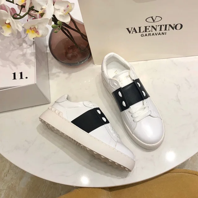 Valentino Garavani Sneakers Rockstud low-top lace-up product detail image 57