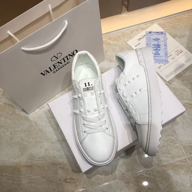 Valentino Garavani Sneakers Rockstud low-top lace-up product detail image 22