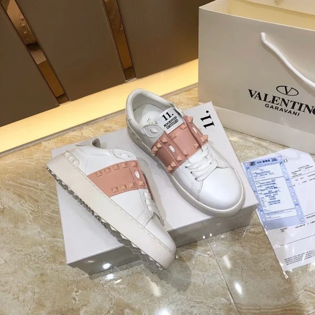 Valentino Garavani Sneakers Rockstud low-top lace-up product detail image 28