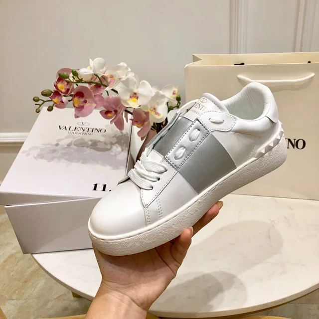 Valentino Garavani Sneakers Rockstud low-top lace-up product detail image 48