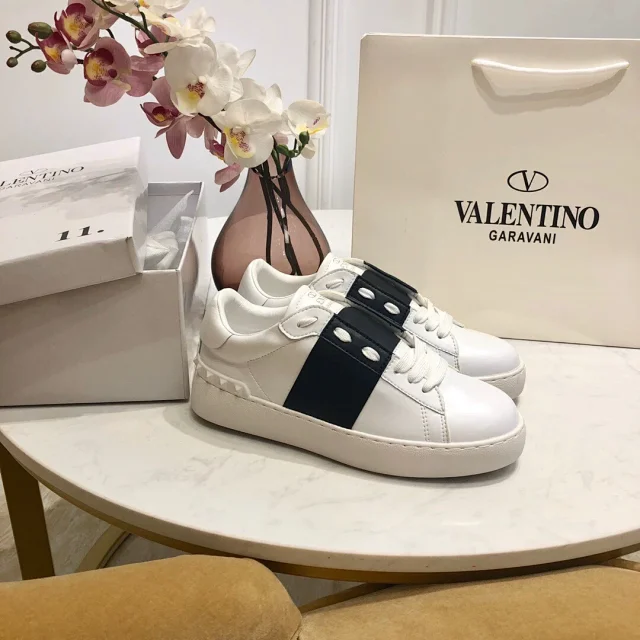 Valentino Garavani Sneakers Rockstud low-top lace-up product detail image 52