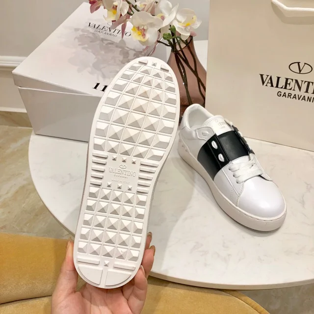 Valentino Garavani Sneakers Rockstud low-top lace-up product detail image 58