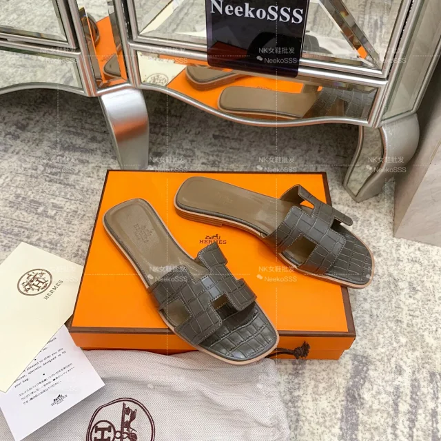 Hermès Sandals Oran crocodile-embossed H slide product detail image 10