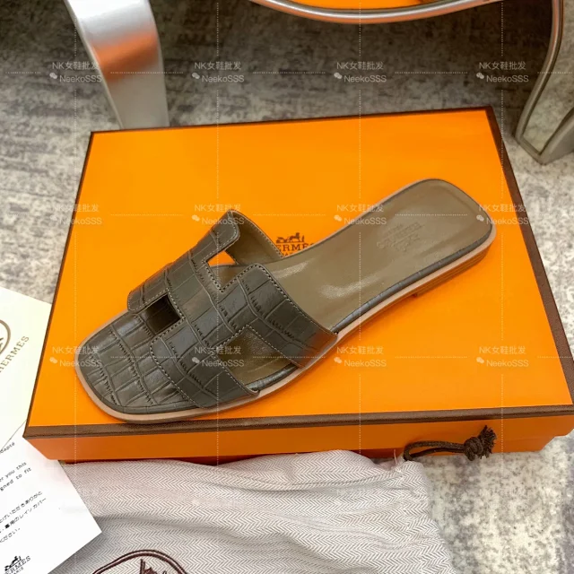 Hermès Sandals Oran crocodile-embossed H slide product detail image 11