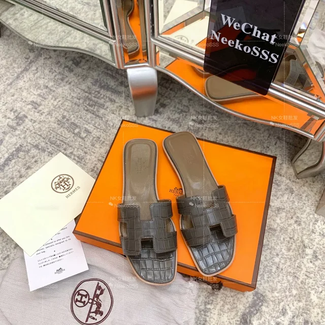 Hermès Sandals Oran crocodile-embossed H slide product detail image 9