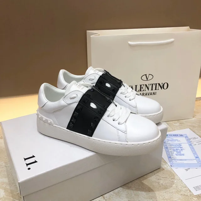 Valentino Garavani Sneakers Rockstud low-top lace-up product detail image 32