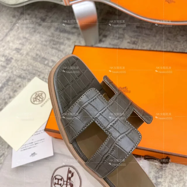 Hermès Sandals Oran crocodile-embossed H slide product detail image 13