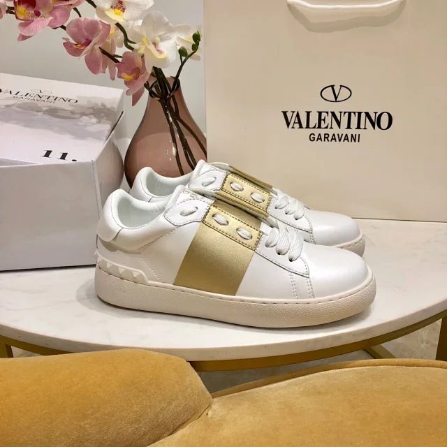 Valentino Garavani Sneakers Rockstud low-top lace-up product detail image 44