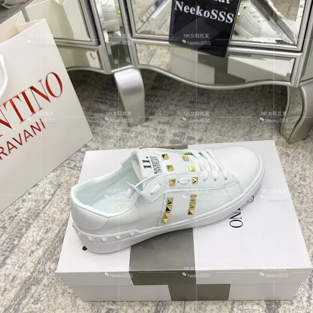 Valentino Garavani Sneakers Rockstud low-top lace-up product detail image 4