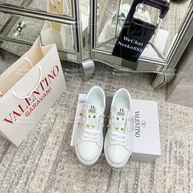 Valentino Garavani Sneakers Rockstud low-top lace-up product detail image 3