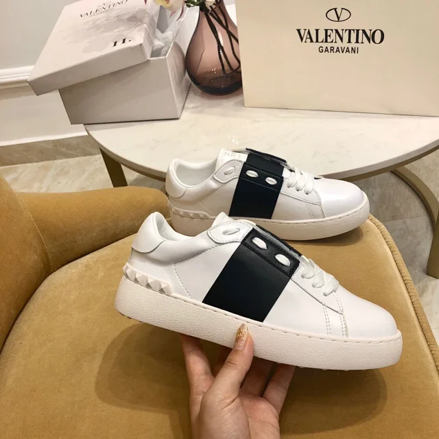 Valentino Garavani Sneakers Rockstud low-top lace-up product detail image 56