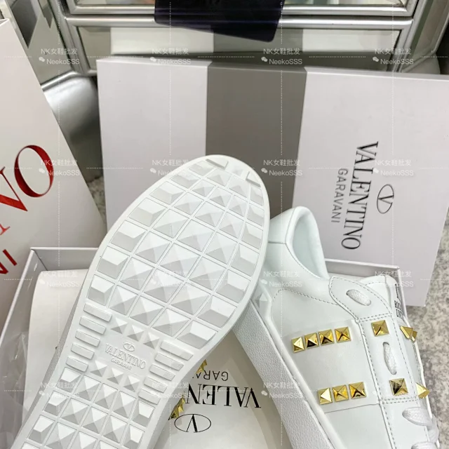 Valentino Garavani Sneakers Rockstud low-top lace-up product detail image 8